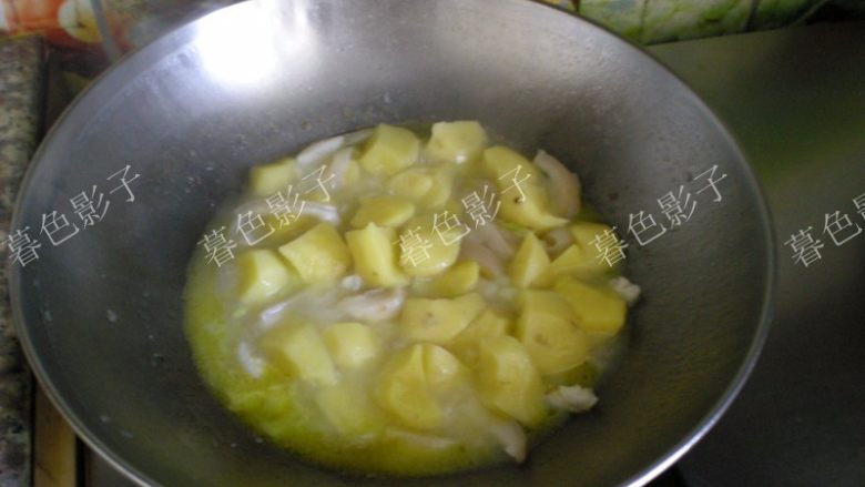 猪肉皮炖土豆,加适量的水,小火慢炖