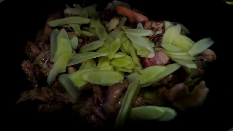 仔姜啤酒鸭,炒至鸭肉变色后,加入仔姜片翻炒