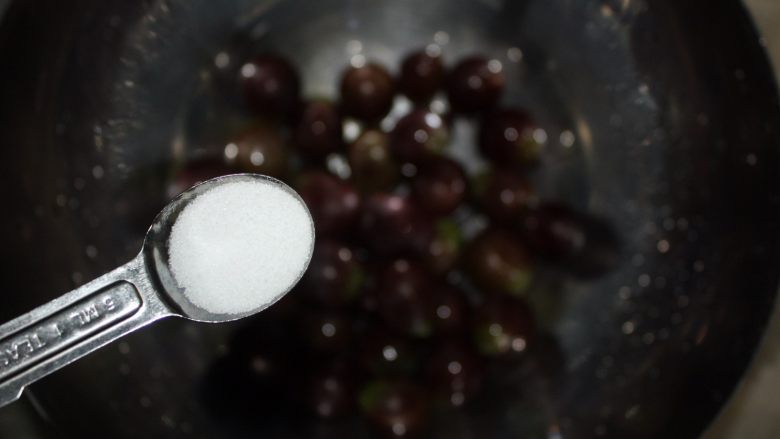 这款葡萄罐头自带仙气,超梦幻!,再加一茶匙盐,继续加水没过葡萄,浸泡5分钟后冲洗干净。