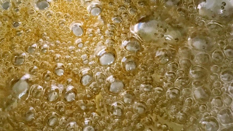 比Lotus更好吃的比利时焦糖饼干,将40克细砂糖倒入小奶锅中再加入15ml<a style='color:red;display:inline-block;' href='/shicai/ 156925'>水</a>,小火加热,注意过程中不要晃动锅子也不要搅拌,直到锅里的糖液变成下图这样的金黄色,能闻到甜甜的焦糖