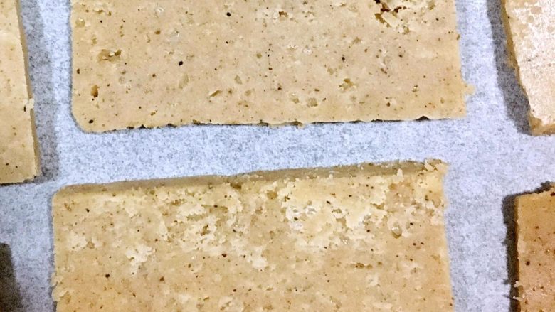 比Lotus更好吃的比利时焦糖饼干,冻硬的 面团切片后摆入铺好油纸的烤盘中,烤箱预热200度,烤箱中层上下火烤15分钟即可。