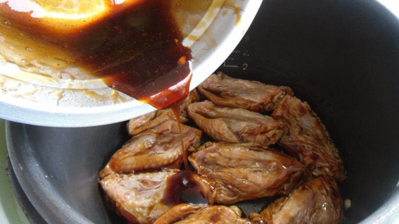 吃鸡胡椒酱焖鸡翅, 把腌料也倒入锅中