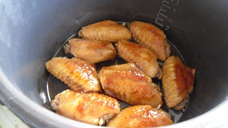 吃鸡胡椒酱焖鸡翅, 泄压后,把鸡翅翻面,再焖制3分钟