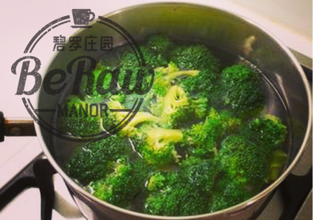 健身减脂餐——香烤鸡胸肉,等待烤至的过程可以将<a style='color:red;display:inline-block;' href='/shicai/ 2806'>青花菜</a>焯水,水中可以放入少量食盐;