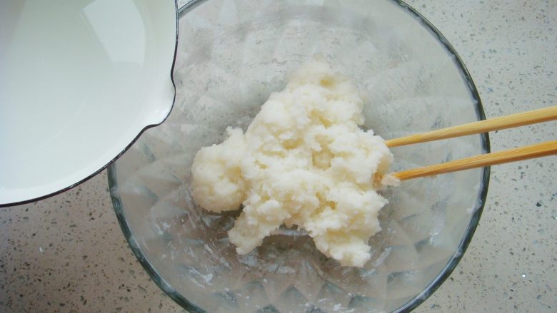 莲蓉花朵和果子,同样方法,把剩余的50克面粉倒入盆中,再倒入50克沸水,边倒边搅拌。和成团备用。