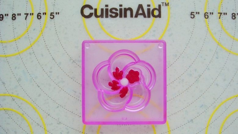 莲蓉花朵和果子,取另外花型的模具,同样方法根据个人喜好先填充好花心部分。