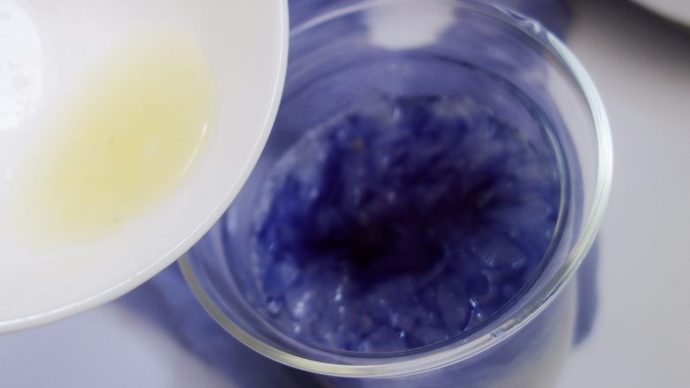 神秘梦幻的星空银耳做法居然这么简单!,最后倒入一些柠檬汁 蝶豆花遇酸会变紫色,不要太多不然吃起来太酸不好吃一点点就可以了