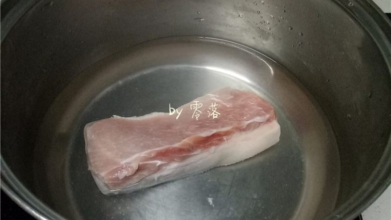 蒜苗回锅肉,猪后腿肉放入煮锅煮至皮软;