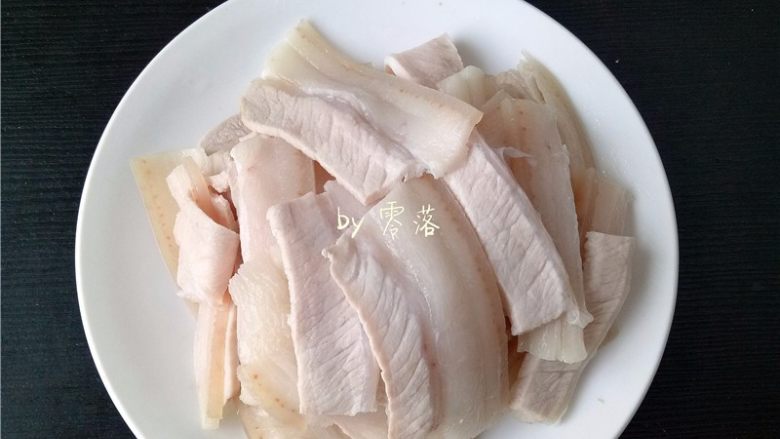 蒜苗回锅肉,冷却后,切大薄片;