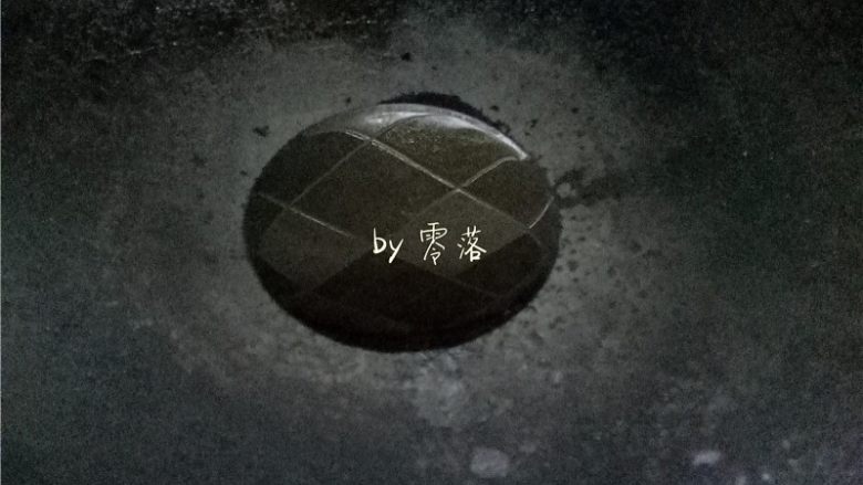蒜苗回锅肉,炒锅烧热,倒入适量<a style='color:red;display:inline-block;' href='/shicai/ 857'>植物油</a>,继续烧热;