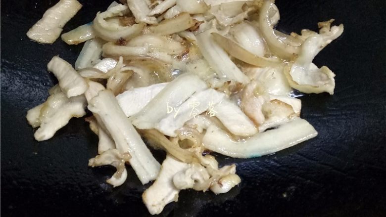 蒜苗回锅肉,肉片炒出油分;如果喜欢焦香口感,可再将肉片炒干一点;如果牙口不好,炒至图片上的状态即可;