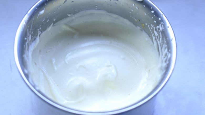 枣夹核桃蛋糕,7、加入蛋黄,打至滴落的蛋液约10秒才消失的状态。