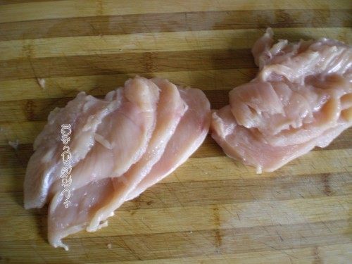 酸甜鸡丝炒青瓜,把鸡胸肉先切成片,这样利于下一步的切丝