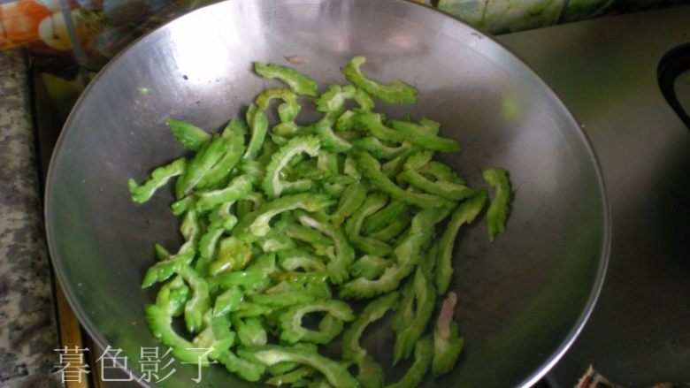 培根炒苦瓜,一勺油,热油炒苦瓜