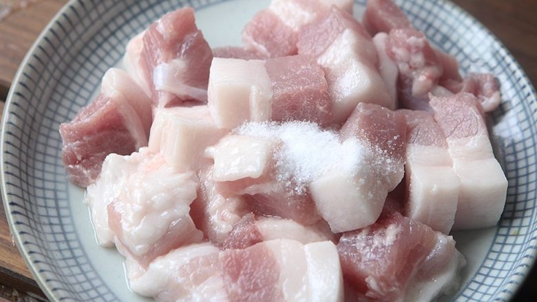 酸甜咕噜肉,放入盐;