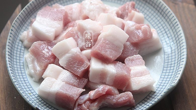 酸甜咕噜肉,<a style='color:red;display:inline-block;' href='/shicai/ 428'>五花肉</a>切块;