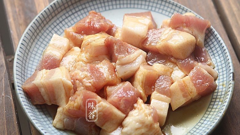 酸甜咕噜肉,放入<a style='color:red;display:inline-block;' href='/shicai/ 692'>酱油</a>,搅拌均匀后腌制一个小时;