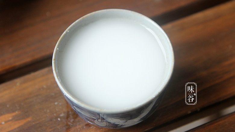 酸甜咕噜肉,淀粉加水做成淀粉水;