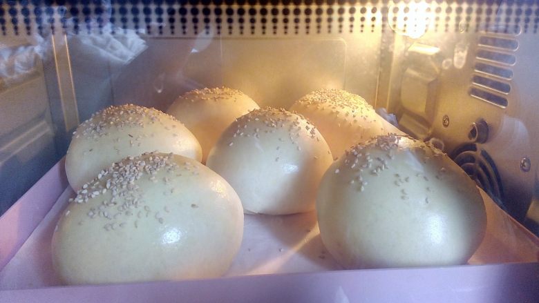 日式红豆包,放入预热好的烤箱上下火180度,中层,20分钟左右,烤箱脾气不同请根据自己的烤箱温度调整时间,上色后盖锡纸。