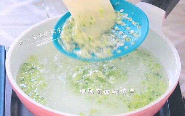 蔬菜虾肉粒粒面, 用勺子将面糊往下挤压，使面糊自动滴落到锅里。
🌻小贴士：全部挤完，别忘了刮下漏勺下面，还不少，别浪费了。