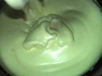 黄桃翻转蛋糕,提起打蛋器,蛋泡堆堆且不会很快消失,打发完成