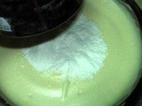 黄桃翻转蛋糕,分3-4次筛入低筋粉,