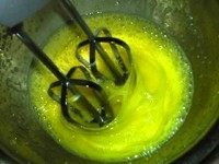 无油海绵蛋糕,将打蛋盆坐入热水中,用打蛋器打发
