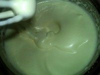 无油海绵蛋糕,提起打蛋器,蛋糊能够起堆,并且不会迅速消失,打发完成