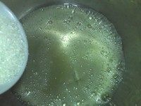 轻乳酪蛋糕,将蛋白倒入大碗,用打蛋器打至鱼眼泡,加入1/3糖