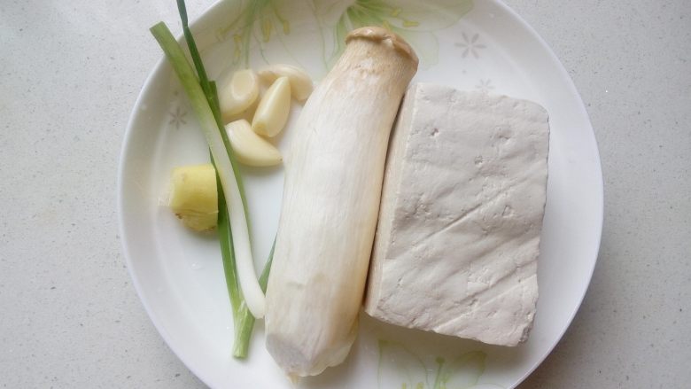 菌茹烩豆腐,准备好食材,用<a style='color:red;display:inline-block;' href='/shicai/ 4986'>老豆腐</a>比较不容易碎。豆腐里的高氨基酸和蛋白质含量较高,豆腐脂肪的78%是不饱和脂肪酸并且不含有胆固醇。