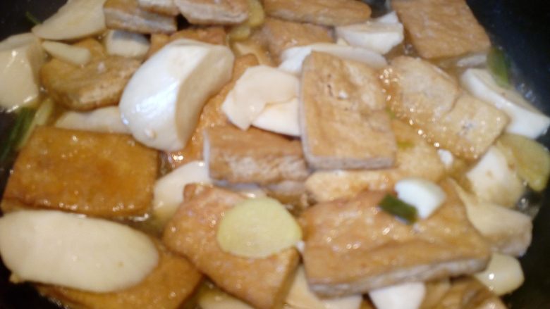 菌茹烩豆腐,翻拌约均匀,焖煮3分钟,可以加入其它喜欢的调料,喜欢鲜的加一点鸡精。