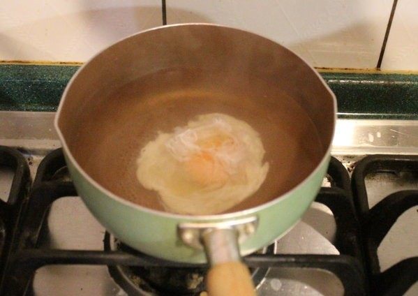 土豆培根芦笋温色拉,水波蛋:锅水中加入白醋,煮滚后转小火,用筷子绕水成漩涡,将打在碗中的蛋倒入漩涡外缘,蛋液会随着水流聚集在锅子中心。煮2分钟蛋白稍凝固就可捞起