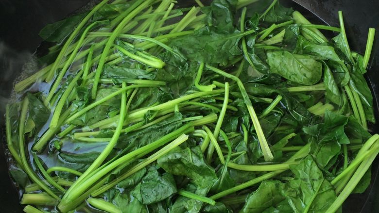 姜汁菠菜,菠菜从中切开,入沸水中断生