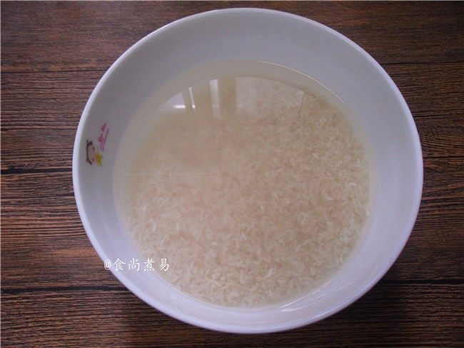 五花肉虾米萝卜焖饭,掏干净大米,用清水浸泡至配菜炒好