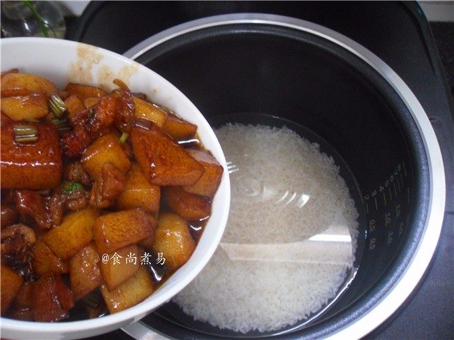 五花肉虾米萝卜焖饭,大米倒入电饭锅内,倒进炒好的配菜