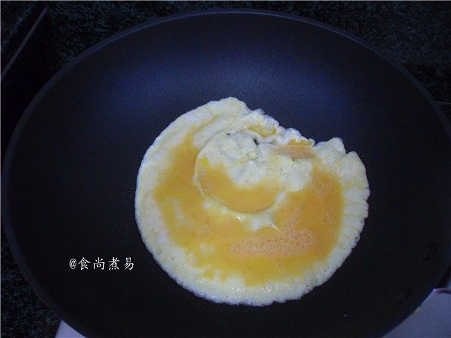 牛肉鸡蛋冬瓜汤,热锅,倒油,将蛋液煎成蛋皮后铲起,待用