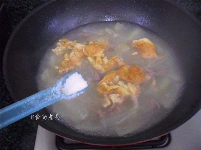 牛肉鸡蛋冬瓜汤,调入盐拌匀