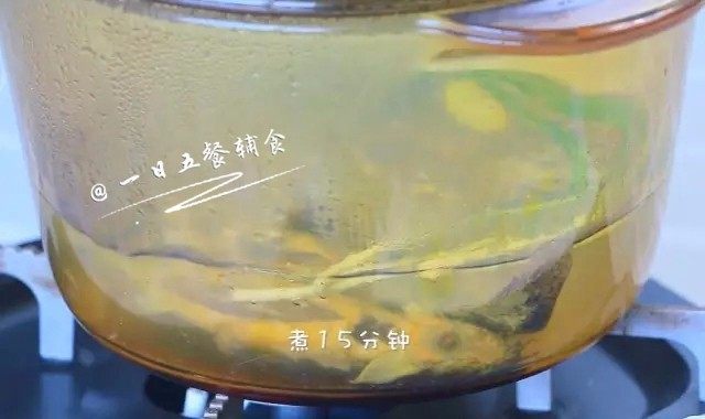 宝宝泥鳅粥,锅中放水,加入泥鳅,姜葱,大火煮开转小火煮15分钟。