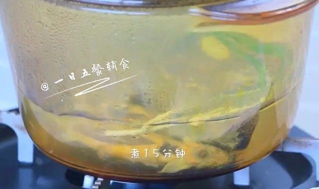 宝宝泥鳅粥,锅中放水，加入泥鳅，姜葱，大火煮开转小火煮15分钟。