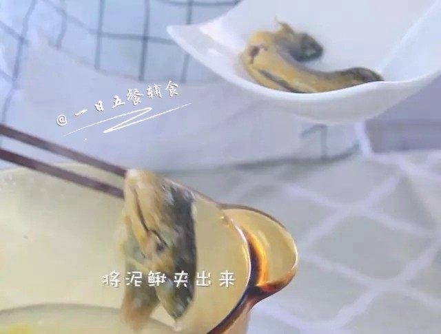 宝宝泥鳅粥,时间到,将泥鳅夹出来。