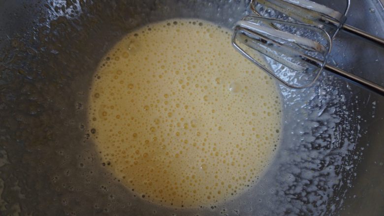 【黄黄家的酸奶裸蛋糕】爱的味道,看到蛋黄变蓬松,颜色变得比较浅之后停止搅拌