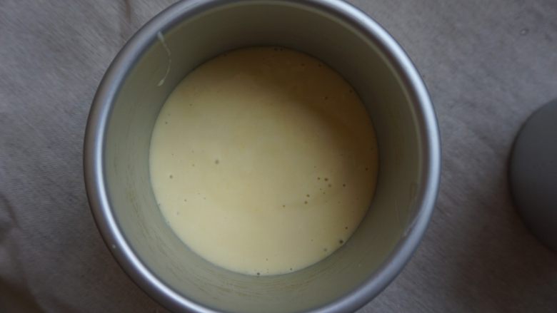 【黄黄家的酸奶裸蛋糕】爱的味道,把搅拌好的面糊倒入模具中,震出大气泡,放入烤箱