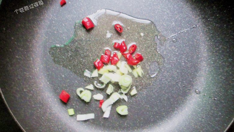 酱香肉丝拌面,平底锅内放比平时炒菜多一点的花生油,油热后下蒜末辣椒圈爆香