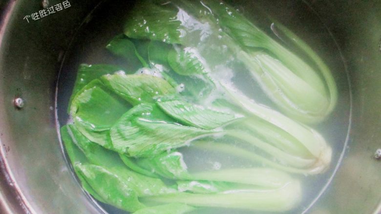 酱香肉丝拌面,用煮开的面条汤,篡烫青菜
