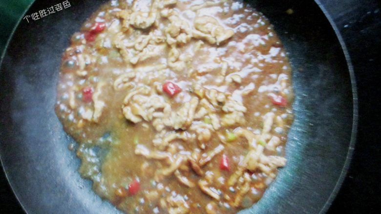 酱香肉丝拌面,加入水淀粉,大火烧至浓稠关火