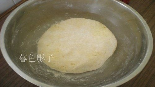 二合面馒头,揉好的面团,保鲜膜覆盖温暖处发酵