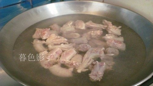 炒麻辣鸭脖,用开水焯一下去除腥腻味