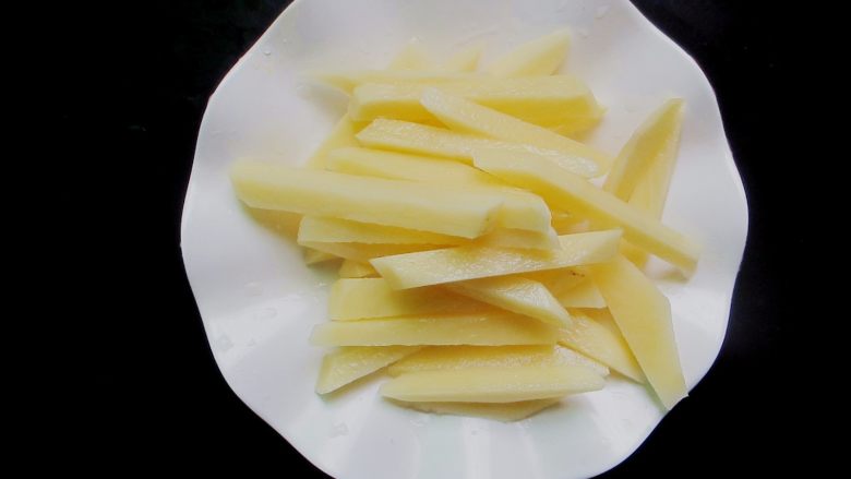 干锅时蔬,土豆去皮切成条,放入水里洗掉淀粉
