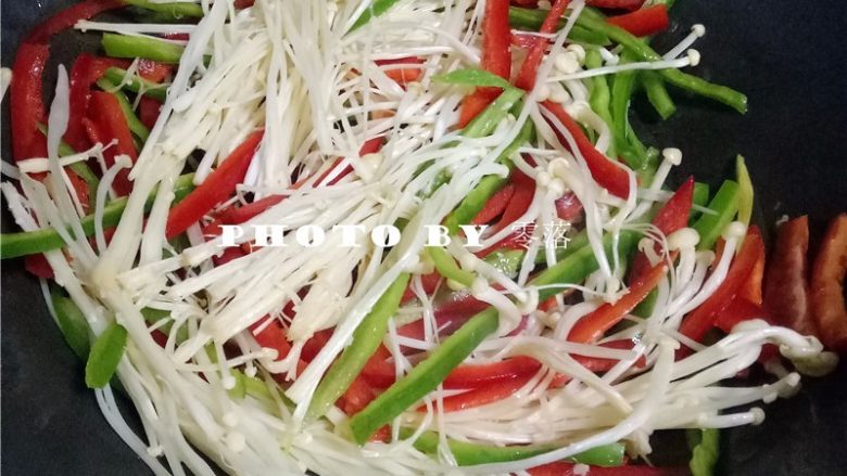 三丝卷饼,放入青椒、甜椒翻炒,再放入金针菇继续翻炒;