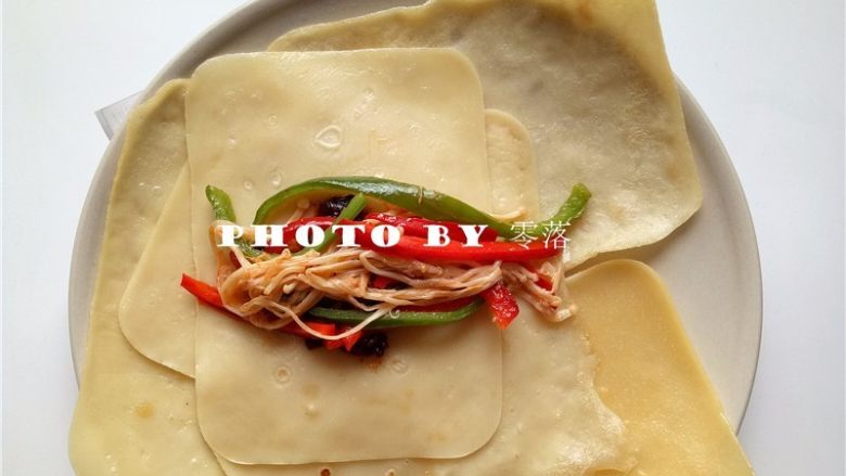三丝卷饼,放入炒好的蔬菜丝;